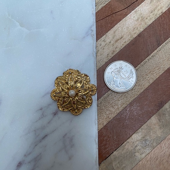 VINTAGE - Floral and Pearl Scarf Ring - Picture 1 of 3